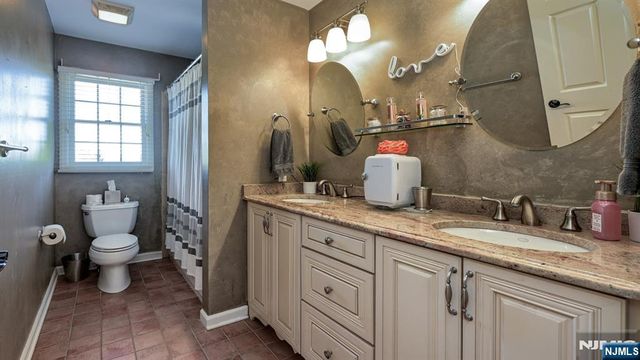 17 Farmstead Lane, Wayne, NJ 07470