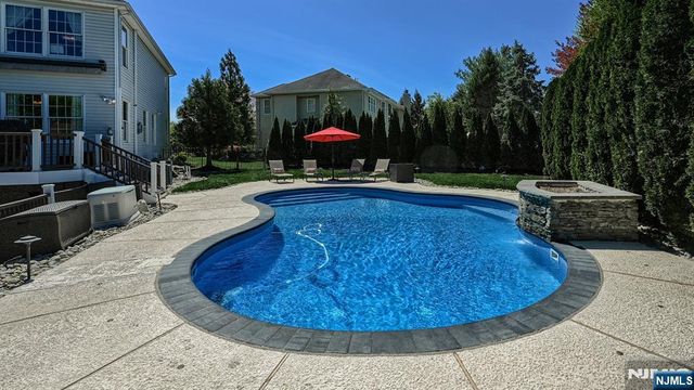 17 Farmstead Lane, Wayne, NJ 07470