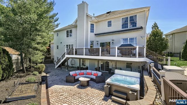 17 Farmstead Lane, Wayne, NJ 07470