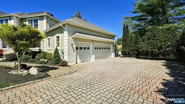17 Farmstead Lane, Wayne, NJ 07470