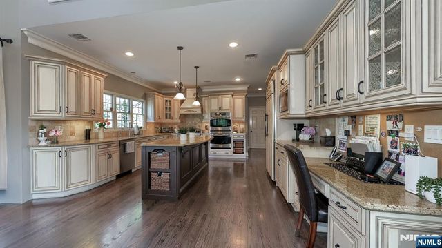 17 Farmstead Lane, Wayne, NJ 07470