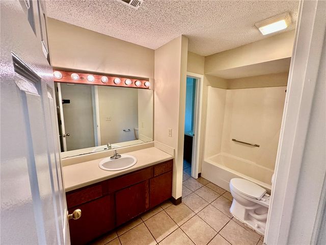 1320 W Linden Street, Rogers, AR 72756