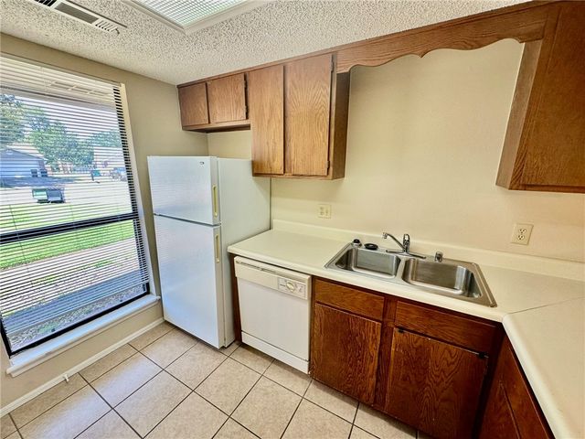 1320 W Linden Street, Rogers, AR 72756