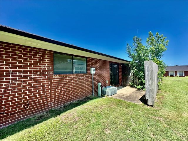 1320 W Linden Street, Rogers, AR 72756