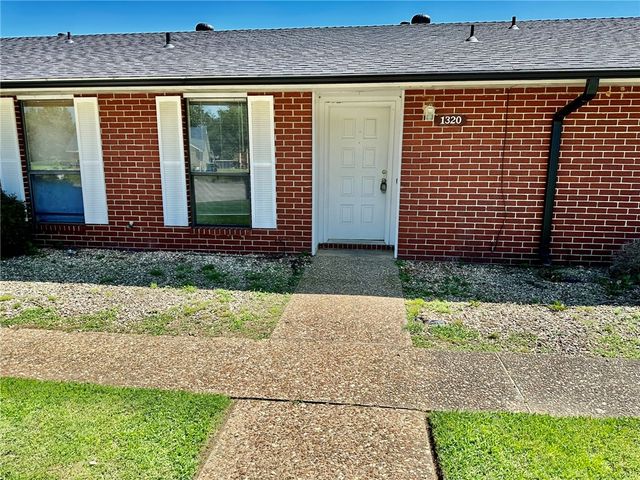 1320 W Linden Street, Rogers, AR 72756