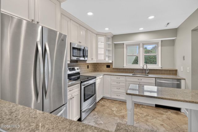 6 Freemans Way, Halfmoon, NY 12065