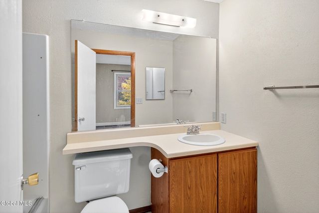 6 Freemans Way, Halfmoon, NY 12065