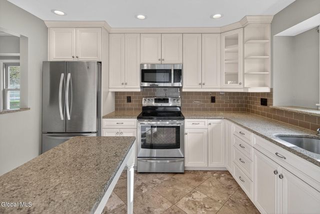 6 Freemans Way, Halfmoon, NY 12065