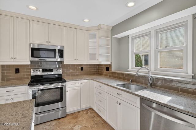 6 Freemans Way, Halfmoon, NY 12065