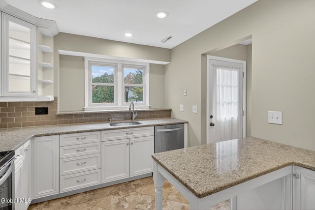 6 Freemans Way, Halfmoon, NY 12065