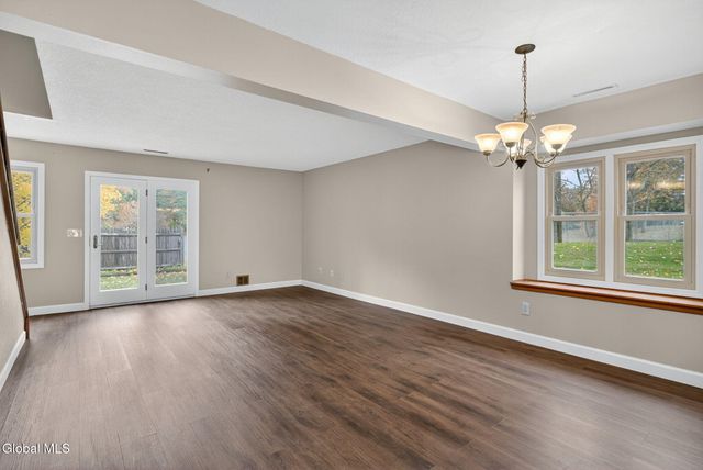 6 Freemans Way, Halfmoon, NY 12065