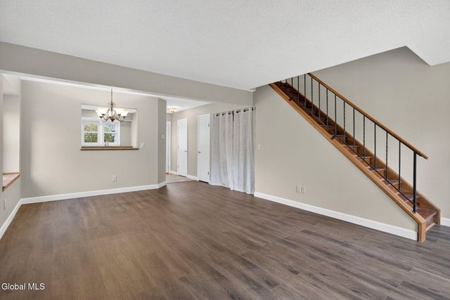 6 Freemans Way, Halfmoon, NY 12065