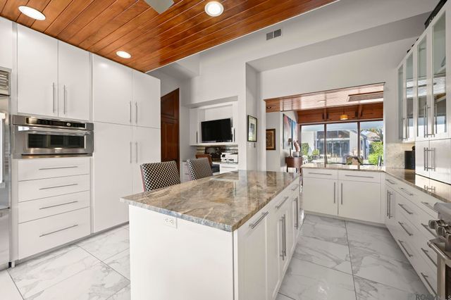 8742 W Fairway Dr, Baton Rouge, LA 70809