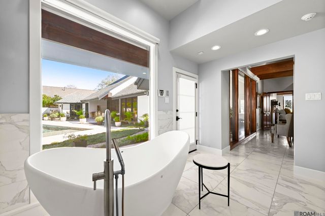 8742 W Fairway Dr, Baton Rouge, LA 70809