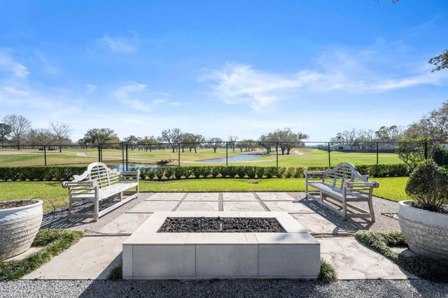 8742 W Fairway Dr, Baton Rouge, LA 70809