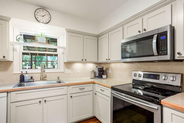 516 Oakbrook Drive, Lansing, KS 66043