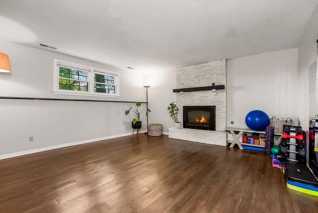 516 Oakbrook Drive, Lansing, KS 66043