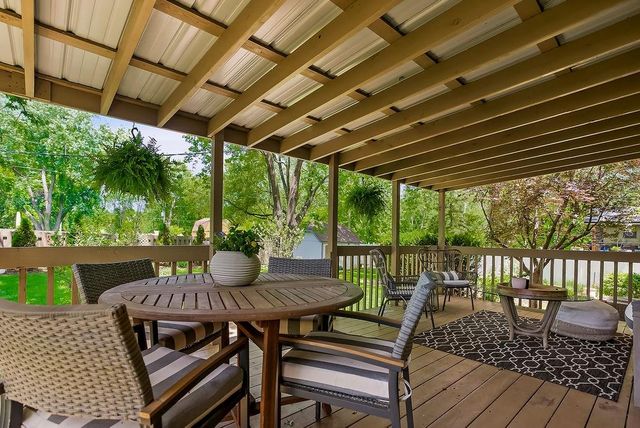 516 Oakbrook Drive, Lansing, KS 66043