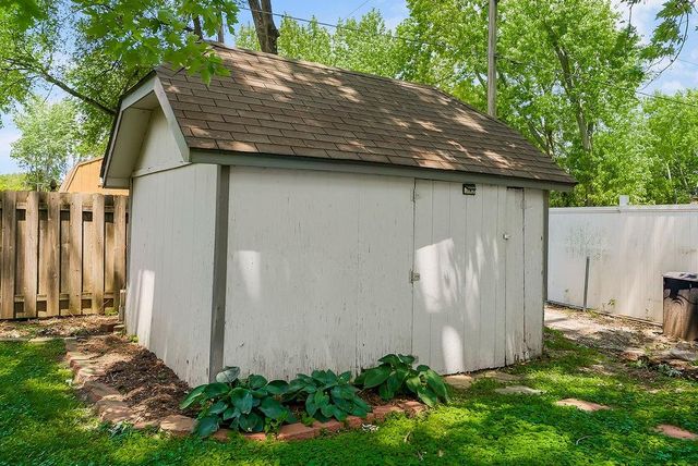 516 Oakbrook Drive, Lansing, KS 66043