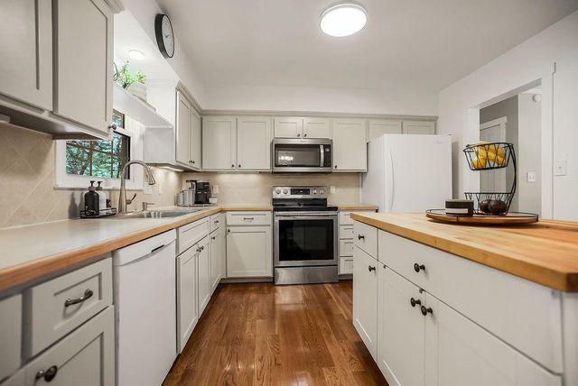 516 Oakbrook Drive, Lansing, KS 66043
