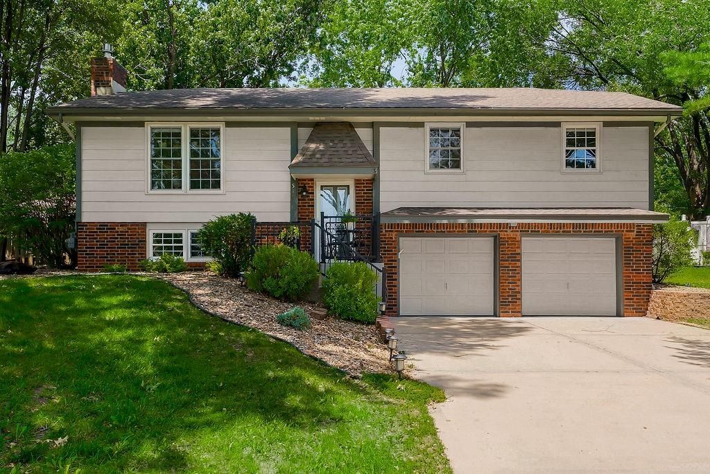 516 Oakbrook Drive, Lansing, KS 66043