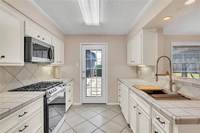 605 S Heather Lane, Friendswood, TX 77546
