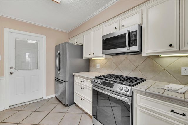 605 S Heather Lane, Friendswood, TX 77546