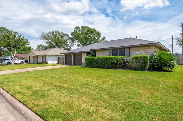 605 S Heather Lane, Friendswood, TX 77546