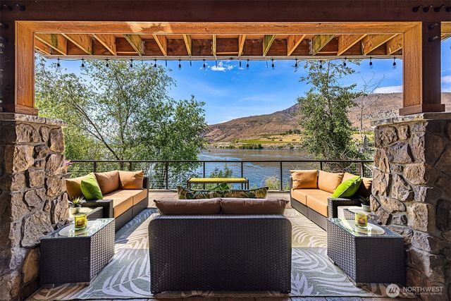 23195 Columbia Pointe Lane, Orondo, WA 98843