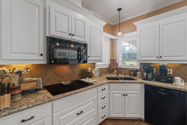 87 Fairlake Dr., Hattiesburg, MS 39402