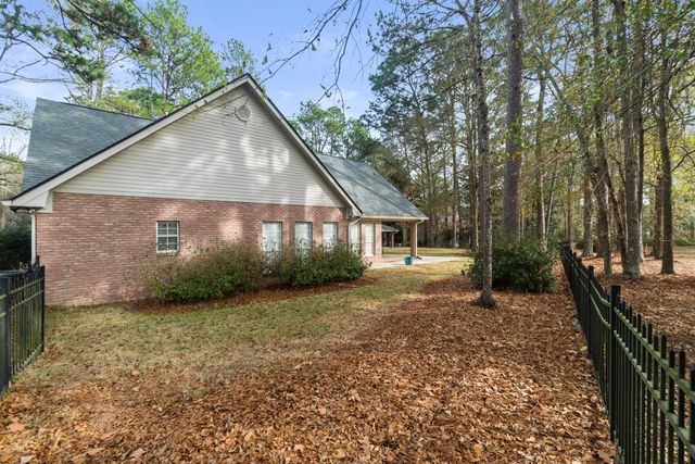 87 Fairlake Dr., Hattiesburg, MS 39402