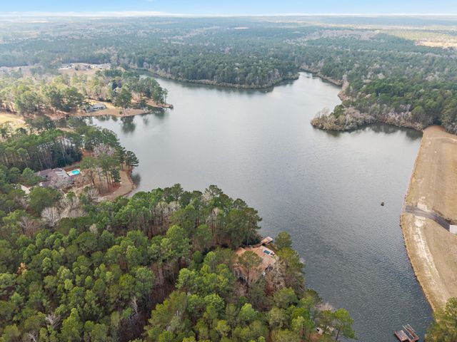 87 Fairlake Dr., Hattiesburg, MS 39402