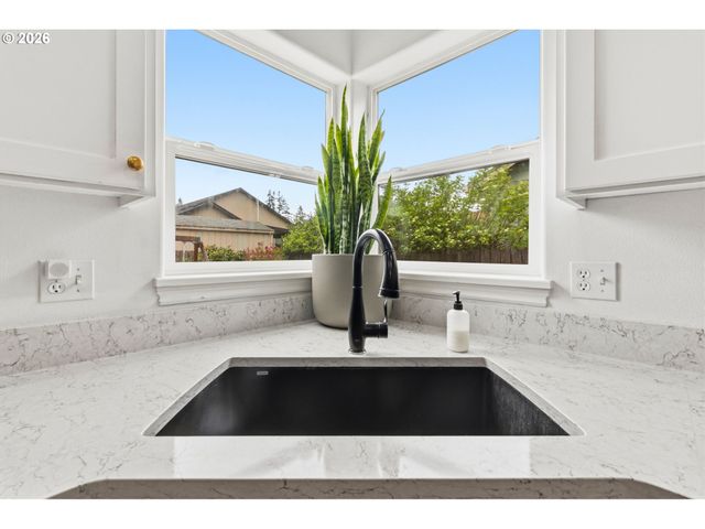 373 Camrin Loop, Creswell, OR 97426