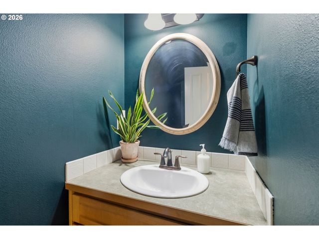 373 Camrin Loop, Creswell, OR 97426