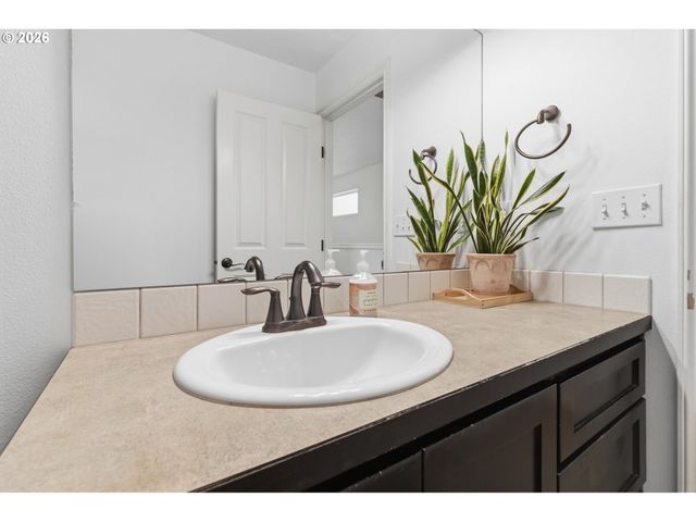 373 Camrin Loop, Creswell, OR 97426