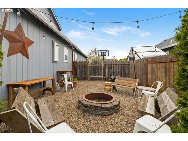 373 Camrin Loop, Creswell, OR 97426