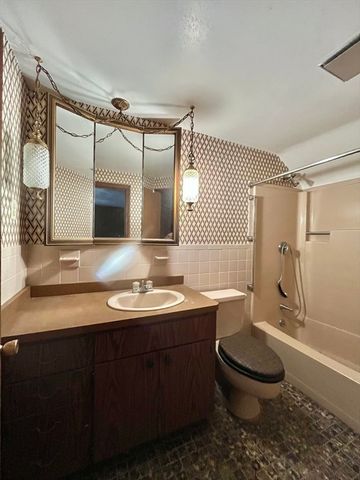 2 Lauren Rd, Plymouth, MA 02360