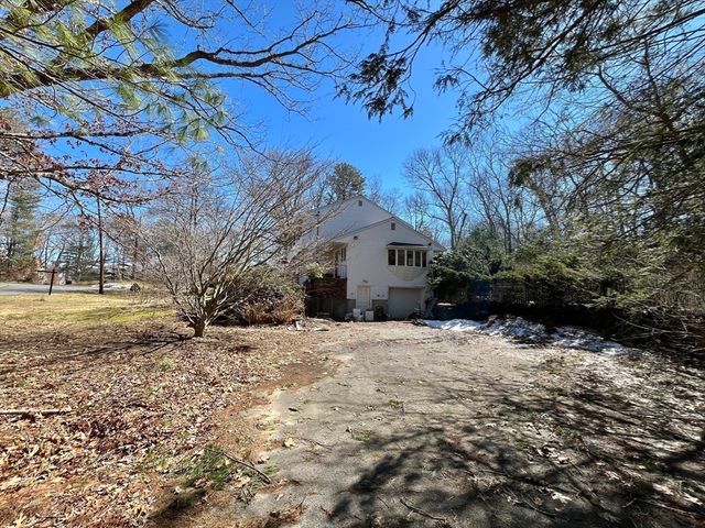 2 Lauren Rd, Plymouth, MA 02360