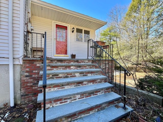 2 Lauren Rd, Plymouth, MA 02360