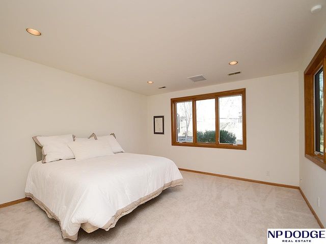 11342 Pine Street, Omaha, NE 68144