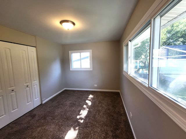 18455 W Meadow Lane, Gurnee, IL 60031