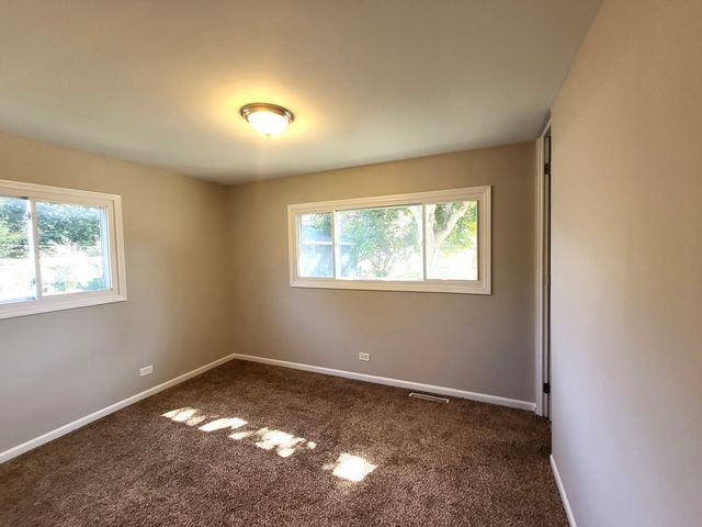 18455 W Meadow Lane, Gurnee, IL 60031