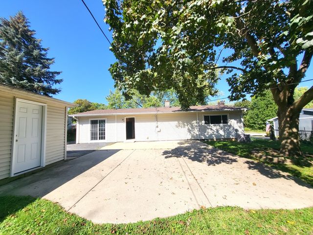 18455 W Meadow Lane, Gurnee, IL 60031