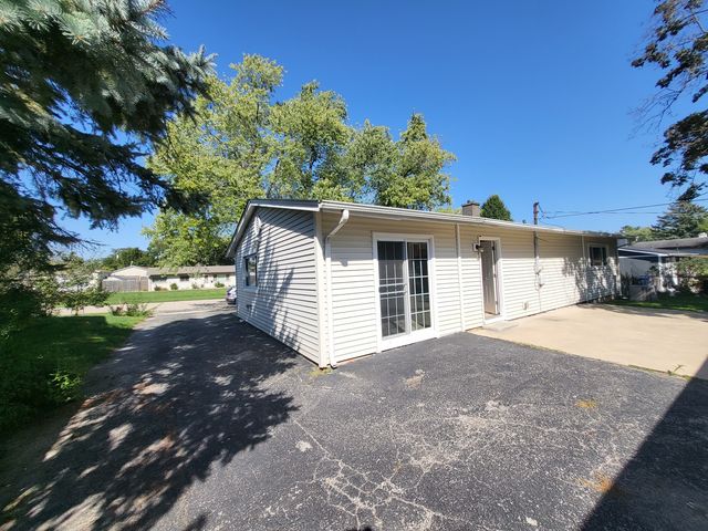 18455 W Meadow Lane, Gurnee, IL 60031