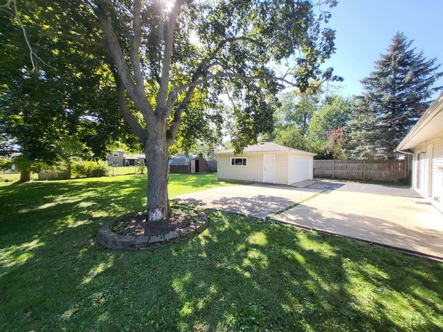 18455 W Meadow Lane, Gurnee, IL 60031
