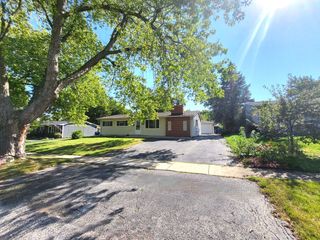 18455 W Meadow Lane, Gurnee, IL 60031
