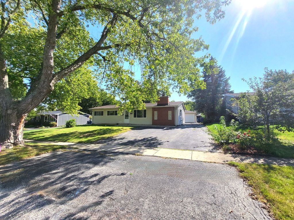 18455 W Meadow Lane, Gurnee, IL 60031
