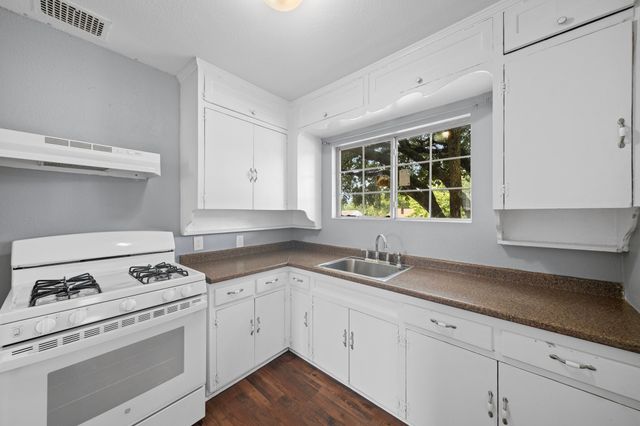 3324 W Clarendon Drive, Dallas, TX 75211