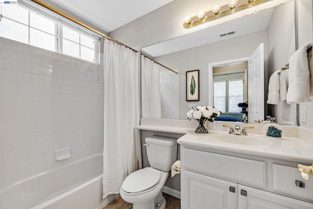 34500 Torrey Pine Ln, Union City, CA 94587