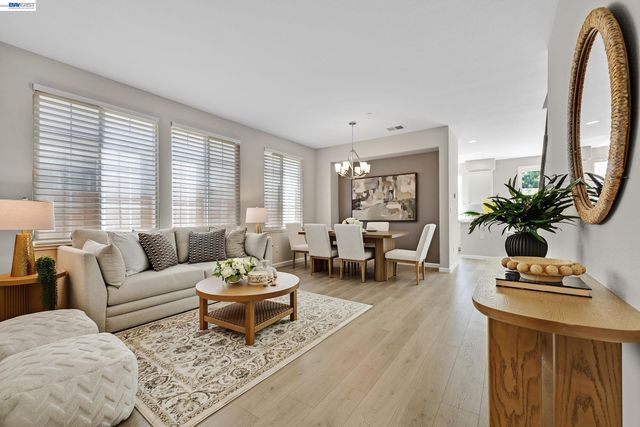 34500 Torrey Pine Ln, Union City, CA 94587